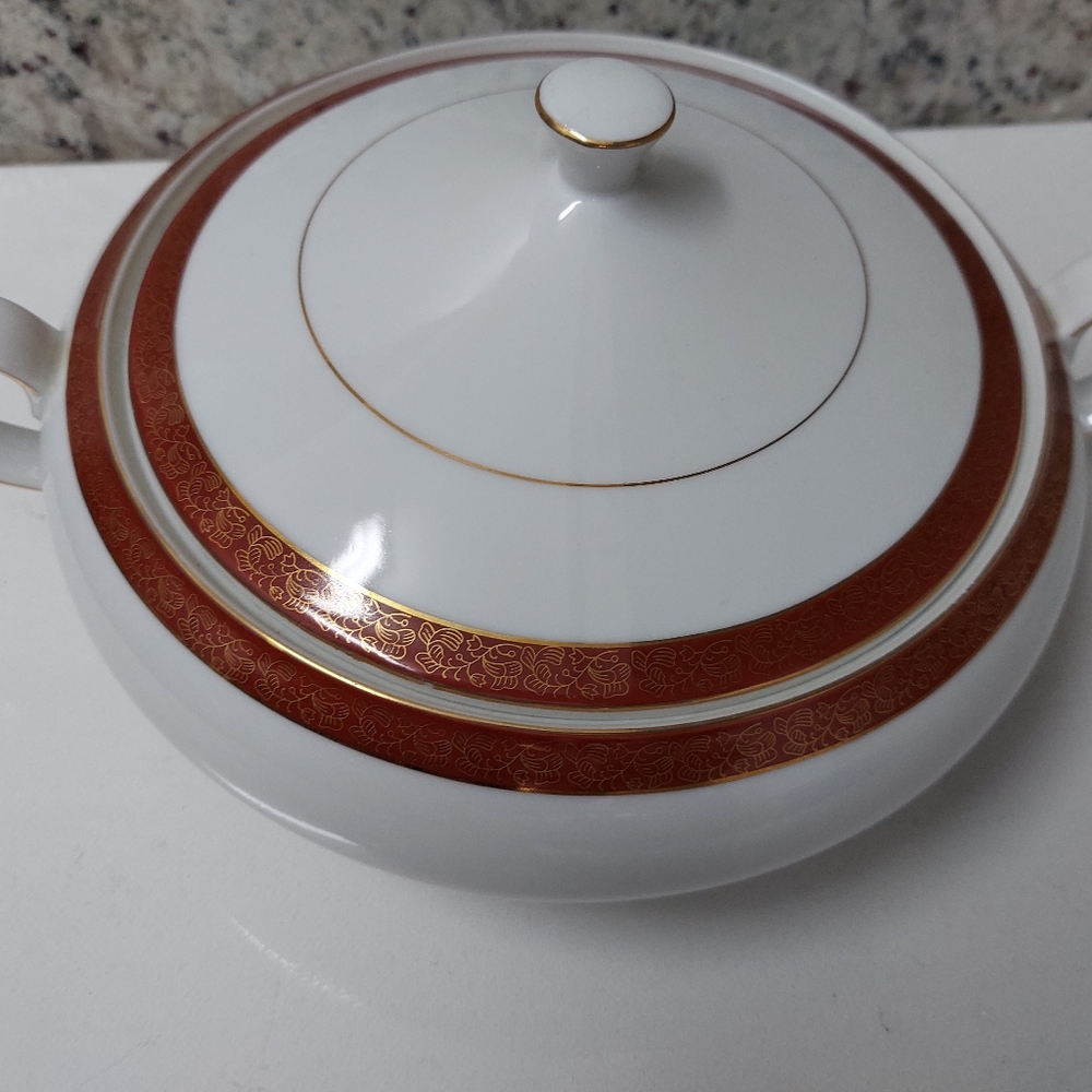 Crown Empire Empress Round Covered Vegetable Dish